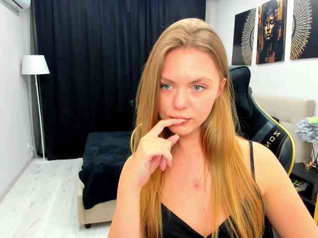 Strawberrye Live Webcam on BongaCams