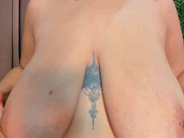 Pretty-BigBoobs webcam