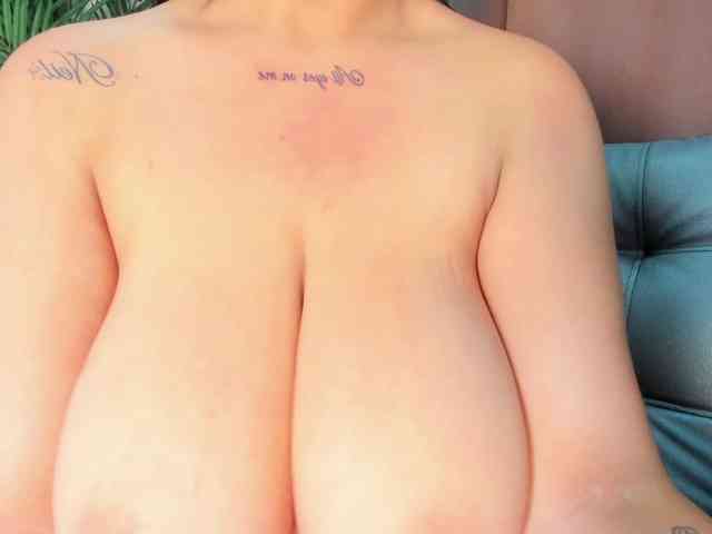 Pretty-BigBoobs webcam