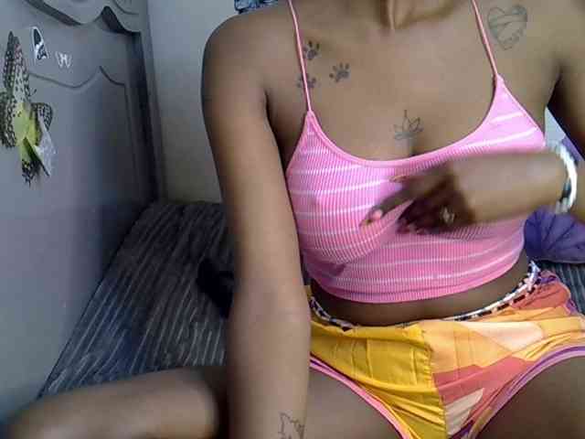 Sexxyezzy webcam