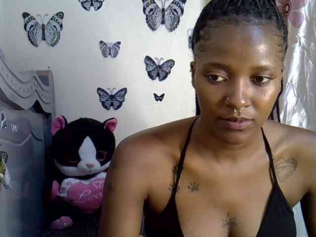Sexxyezzy webcam