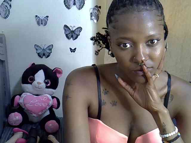 Sexxyezzy webcam