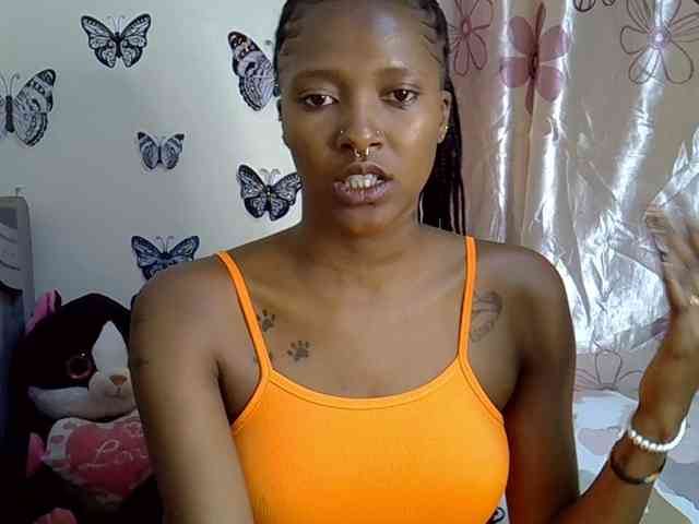 Sexxyezzy webcam