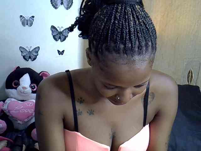 Sexxyezzy webcam