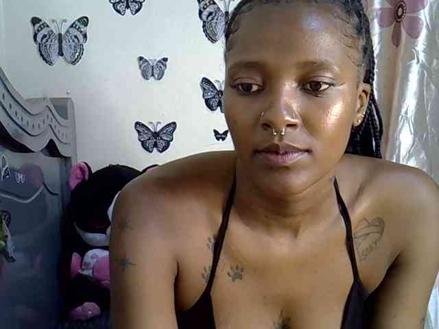 Sexxyezzy webcam