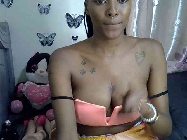 Sexxyezzy webcam