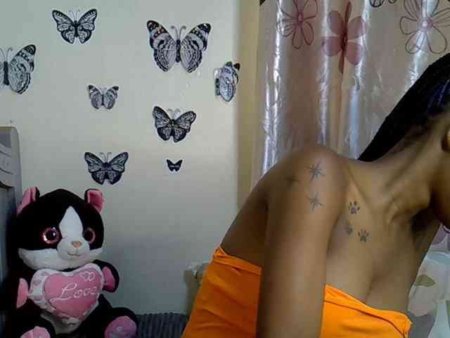 Sexxyezzy webcam