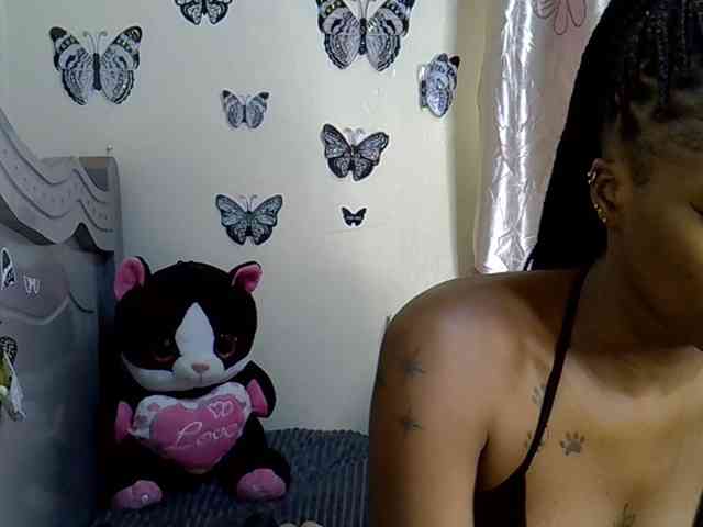 Sexxyezzy webcam