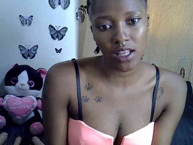 Sexxyezzy webcam