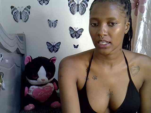 Sexxyezzy webcam