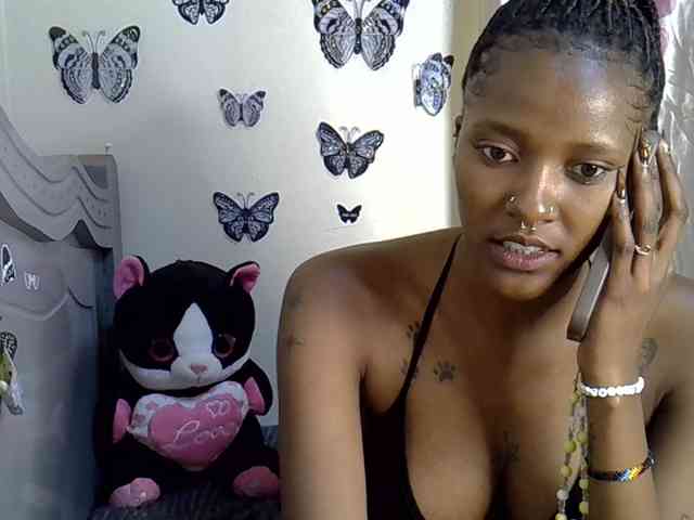Sexxyezzy webcam