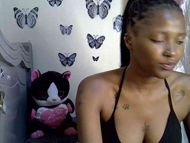 Sexxyezzy webcam