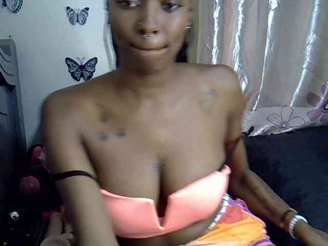 Sexxyezzy webcam