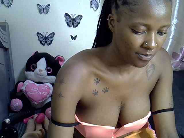 Sexxyezzy webcam