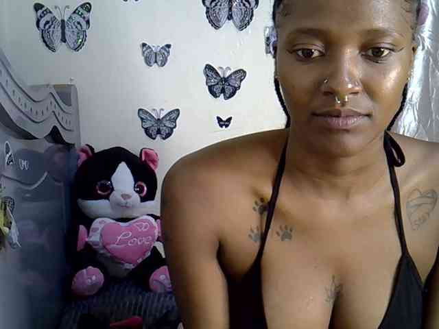 Sexxyezzy webcam
