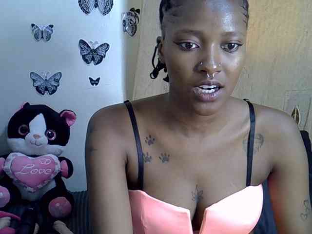Sexxyezzy webcam