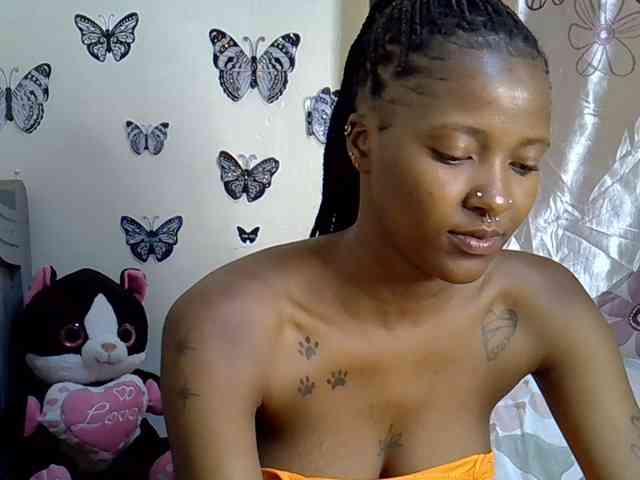 Sexxyezzy webcam