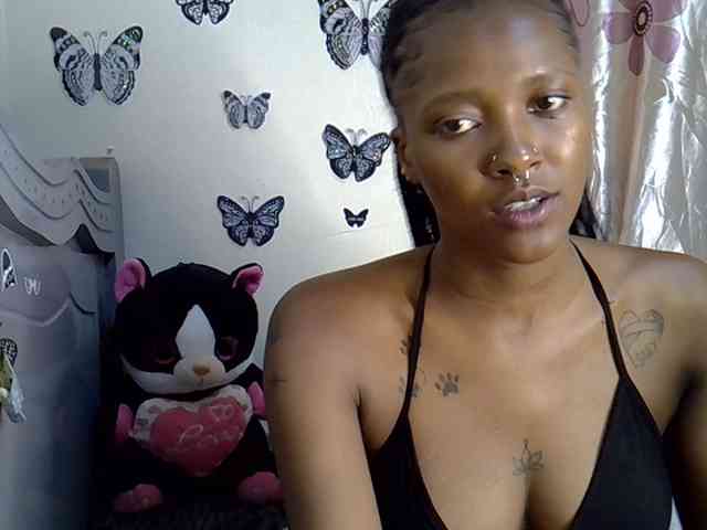 Sexxyezzy webcam