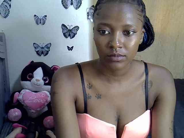 Sexxyezzy webcam