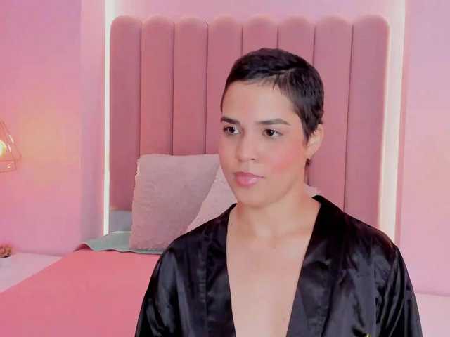 ZoeHerrera live room