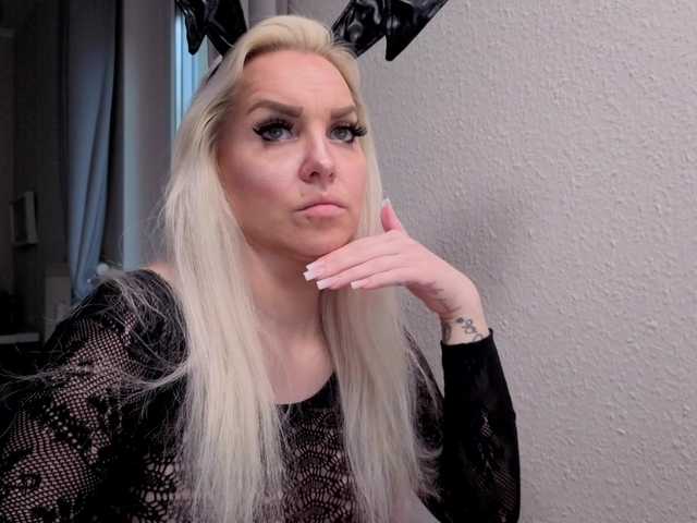 MiaXXXLive's BongaCams show and profile