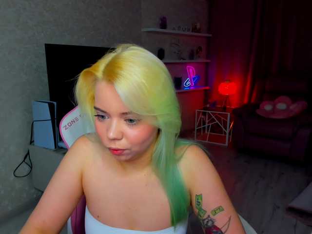 FunnyVibe webcam bongacams model stream image