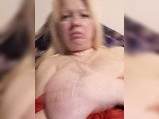 Sukie-Sukie's BongaCams show and profile