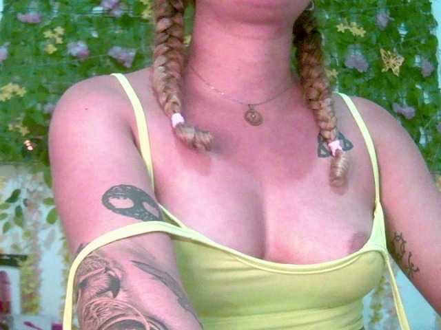 Crystal25's BongaCams show and profile