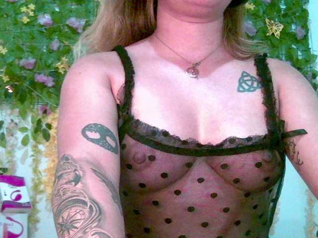 Crystal25's BongaCams show and profile