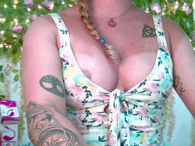 Crystal25's BongaCams show and profile