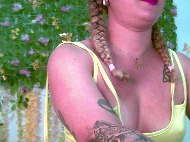 Crystal25's BongaCams show and profile