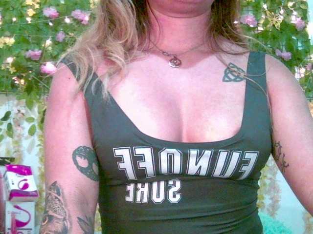 Crystal25's BongaCams show and profile