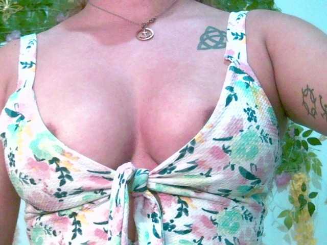 Crystal25's BongaCams show and profile