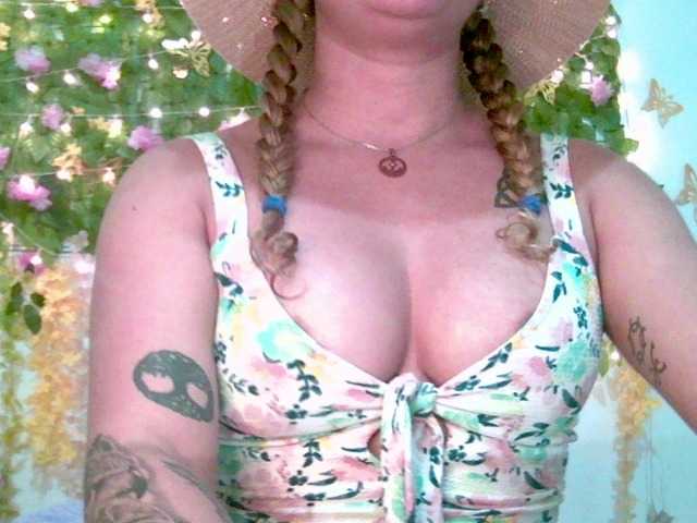 Crystal25's BongaCams show and profile