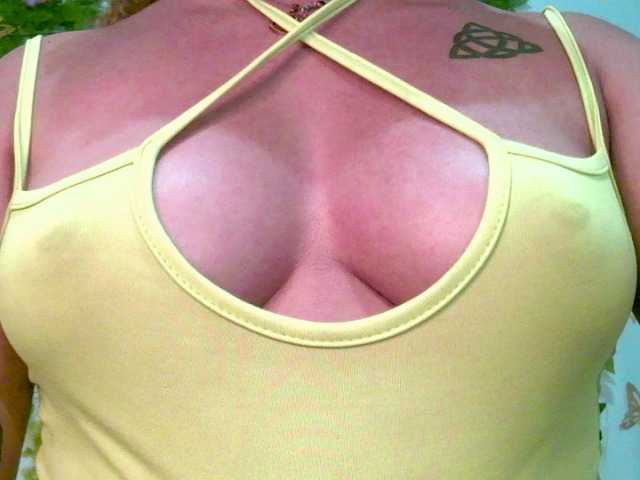 Crystal25's BongaCams show and profile