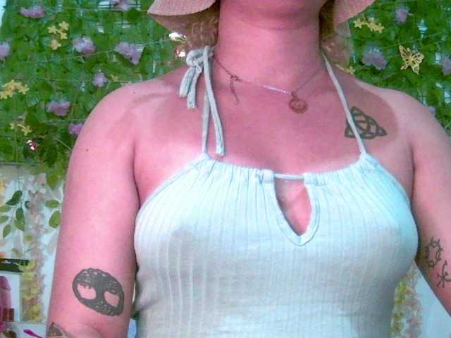 le modèle Crystal25 est en webcam porno dans un show sur le site bongacams, il possède les tags suivants: Latino/Hispanic,Blonde,Shaved