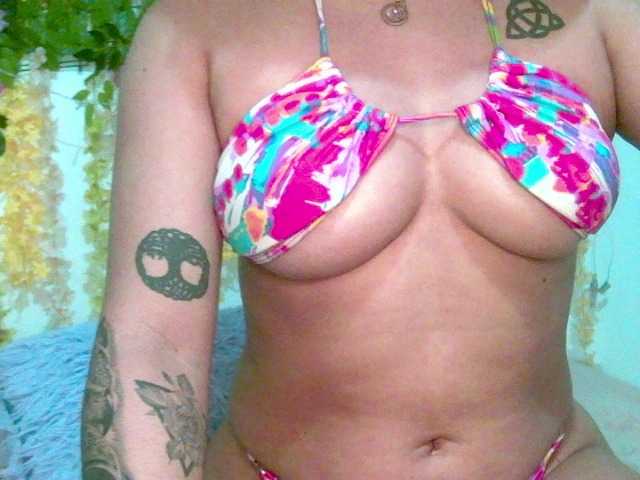 Crystal25's BongaCams show and profile