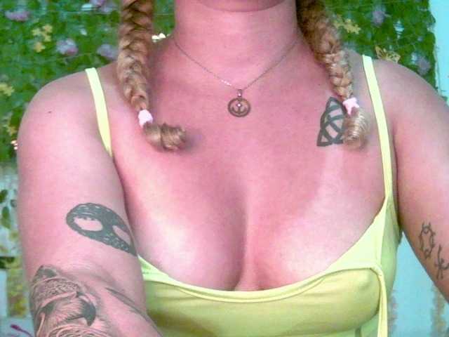 Crystal25's BongaCams show and profile