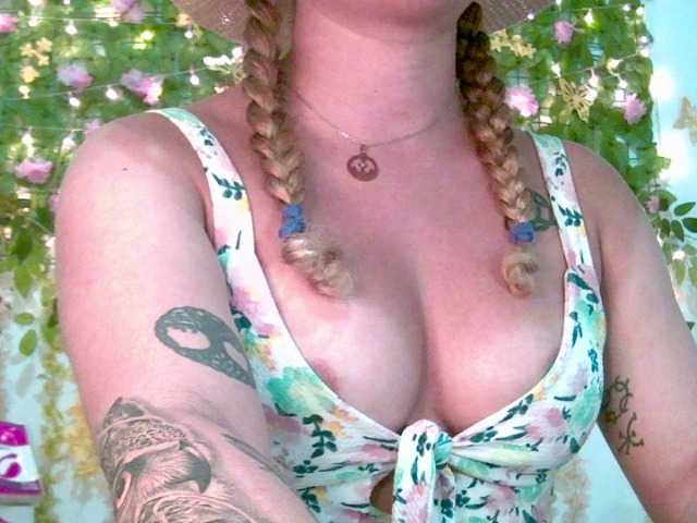 Crystal25's BongaCams show and profile