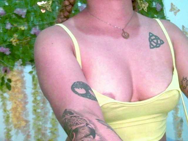 Crystal25's BongaCams show and profile