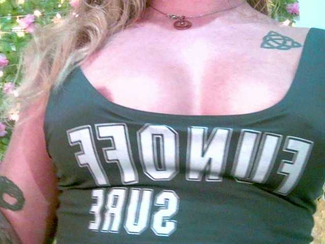 Crystal25's BongaCams show and profile