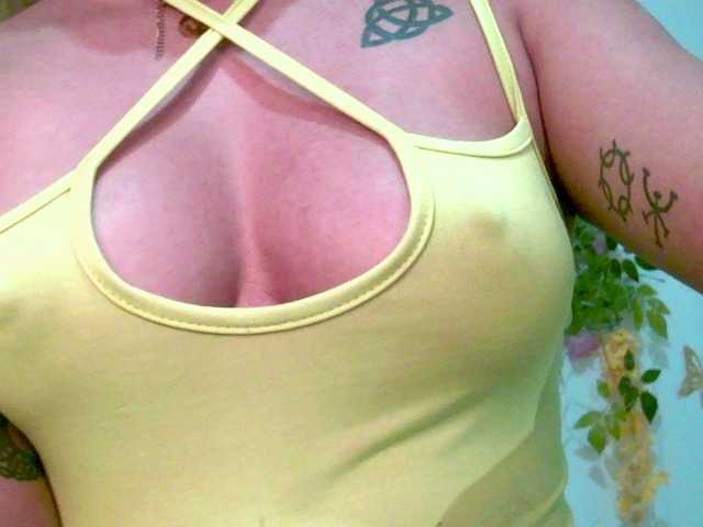 Crystal25's BongaCams show and profile