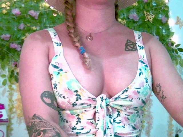 Crystal25's BongaCams show and profile