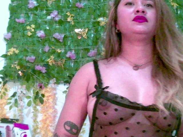 Crystal25's BongaCams show and profile