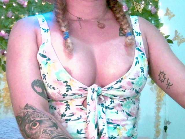 Crystal25's BongaCams show and profile