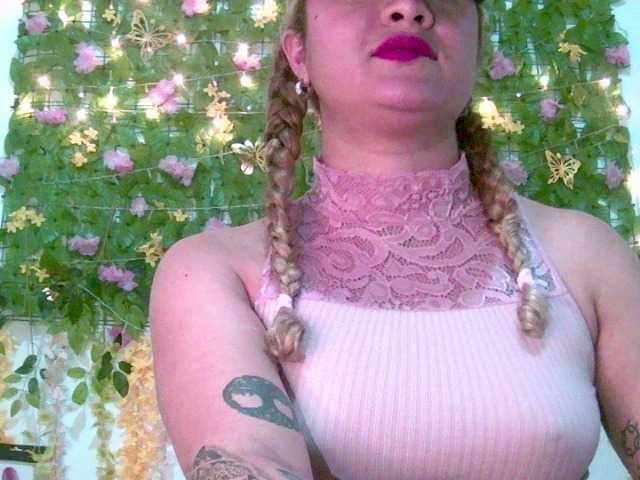 Crystal25's BongaCams show and profile