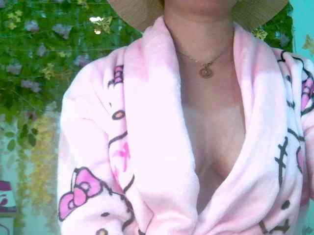 Crystal25 Live Webcam on BongaCams