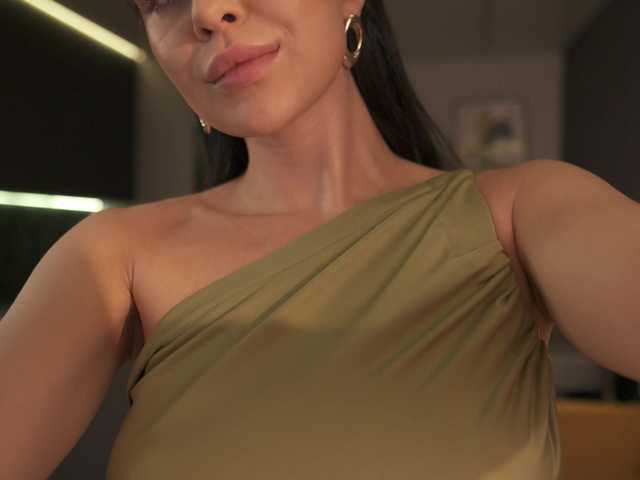 le modèle Sofa01 est en webcam porno dans un show sur le site bongacams, il possède les tags suivants: White/Caucasian,Brunette,Shaved