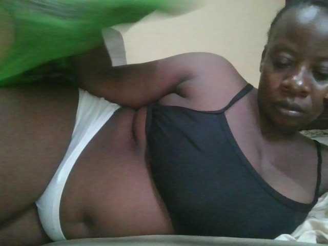 le modèle Swityass24 est en webcam porno dans un show sur le site bongacams, il possède les tags suivants: Ebony,Brunette,Trimmed