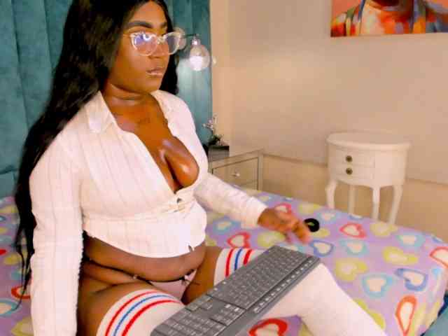 ZoeHudson webcam